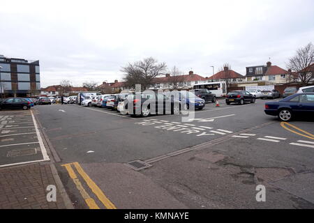 Aldi Parkplatz in Kingsbury, London, Vereinigtes Königreich Stockfoto