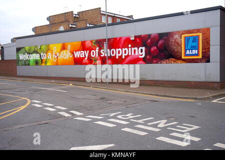 Aldi Parkplatz in Kingsbury, London, Vereinigtes Königreich Stockfoto