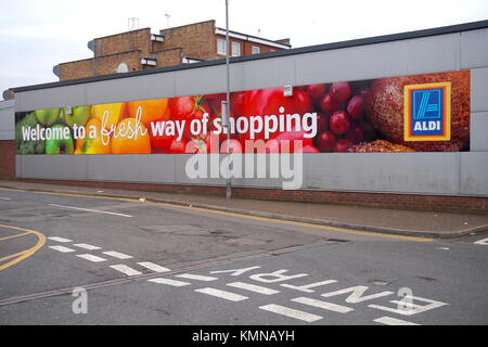 Aldi Parkplatz in Kingsbury, London, Vereinigtes Königreich Stockfoto