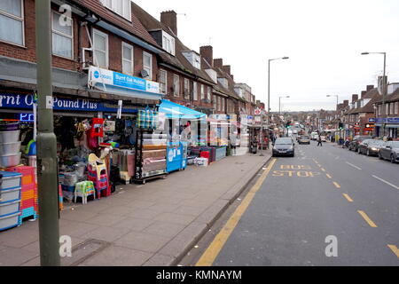 Street Scene auf Watling Avenue im Burnt Oak, Edgeware Road, London, Vereinigtes Königreich Stockfoto