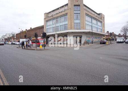 Pfauen Store im Burnt Oak Broadway, Edgeware Road, London, Vereinigtes Königreich Stockfoto