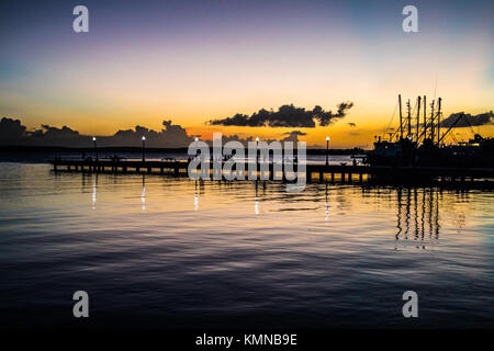 Die Kubaner und Touristen auf der Pier bei Sonnenuntergang, Cienfuegos, Kuba Stockfoto