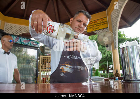 Barkeeper einen Daiquiri mit Havana Club Rum in Cienfuegos, Kuba Stockfoto