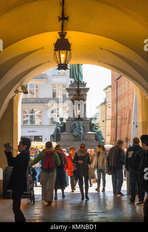 Tuchhalle Krakau, mit Blick auf die arkaden Eingang des 16. Jahrhunderts Tuchhallen (Sukiennice) auf dem Hauptplatz in Krakau, Polen. Stockfoto