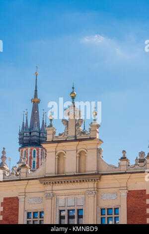 Krakau Skyline, Ansicht der Giebel über der großen Vorhalle des 16. Jahrhunderts Tuchhallen mit St Mary's Church spire Jenseits, Krakau, Polen. Stockfoto