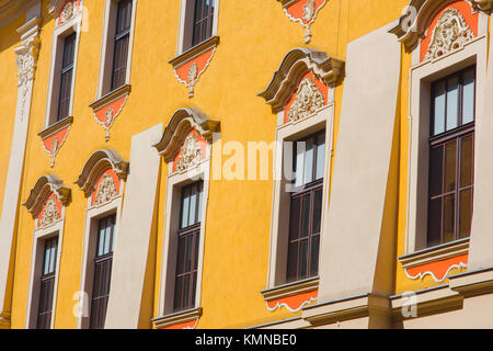 Markgrafenhaus, Blick auf die farbenfrohe Rokoko-Fassade des Markgrafenhauses auf der Nordseite des Marktplatzes - Rynek Glowny - in Krakau, Polen. Stockfoto