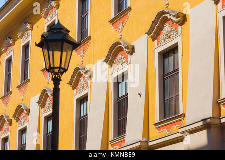 Krakauer Architektur, Blick auf die farbenfrohe Rokoko-Fassade des Markgrafenhauses auf der Nordseite des Marktplatzes - Rynek Glowny - in Krakau, Polen Stockfoto