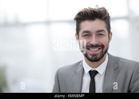 Glücklich, junger Mann in Anzug an Kamera suchen mit toothy Lächeln Stockfoto