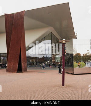 Erweiterung des Stedelijk Museum und das Sehvermögen Ziffer Skulptur (1972) von Richard Serra, Museumplein (Museumsplatz), Amsterdam, Niederlande Stockfoto