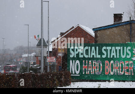 Ein Sinn Fein Plakat für "keine harte Grenze' Aufruf auf Anzeige in Belfast, Nordirland, als die Europäische Kommission kündigte an, dass die ausreichenden Fortschritt" in der ersten Phase der Gespräche Brexit vorgenommen wurde. Bild Datum: Freitag Dezember 8, 2017. Siehe PA Geschichte Politik Brexit. Photo Credit: Brian Gesetzlosen/PA-Kabel Stockfoto