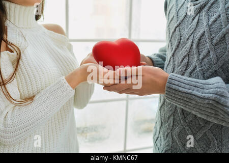 Nahaufnahmen der Hände mit Herz eines liebenden Paares. Stockfoto