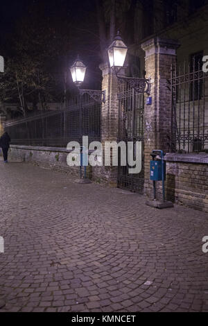 Spooky Eintritt in den alten viktorianischen Gebäude, Zagreb, Kroatien Stockfoto