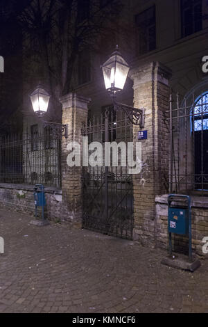 Spooky Eintritt in den alten viktorianischen Gebäude, Zagreb, Kroatien Stockfoto