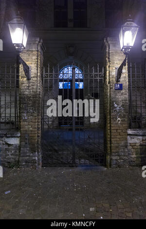 Spooky Eintritt in den alten viktorianischen Gebäude, Zagreb, Kroatien Stockfoto