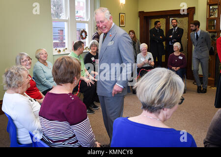 Der Prinz von Wales lacht, als er Chats mit Mitgliedern eines "Stuhl Übung 'Klasse bei seinem Besuch in der caerphilly Bergleute Community Center in Caerphilly. Stockfoto