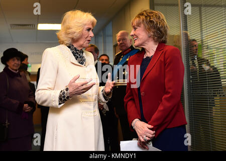 Die Herzogin von Cornwall mit Esther Rantzen (rechts) bei einem Besuch der Blackpool Büros der Silver Line, eine Nächstenliebe, die eine kostenlose, nationalen und vertraulichen Helpline für einsame ältere Menschen, die 24 Stunden am Tag geöffnet ist bietet, 365 Tage pro Jahr. Stockfoto