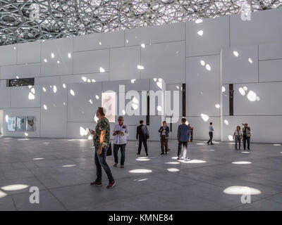 Abu Dhabi, Vereinigte Arabische Emirate, 5. Dezember 2017: Der Louvre auf der Insel Saadiyat. Stockfoto