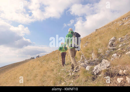 Wandern in der herrlichen Bergwelt Senior Tourist-paar Stockfoto