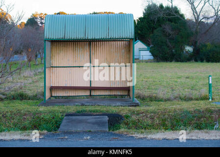 Einen kalten und einsamen Bushaltestelle früh auf einem Winter morgen in Robertson, New South Wales, Australien Stockfoto