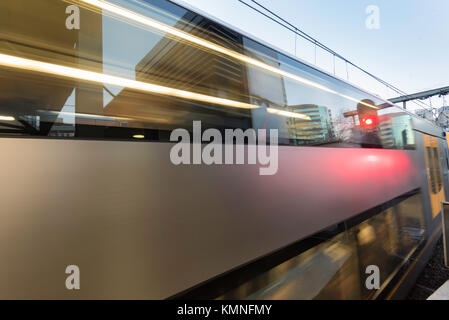 Eine Beschleunigung Millennium M S-Bahn auf die Sydney Züge Netzwerk Stockfoto