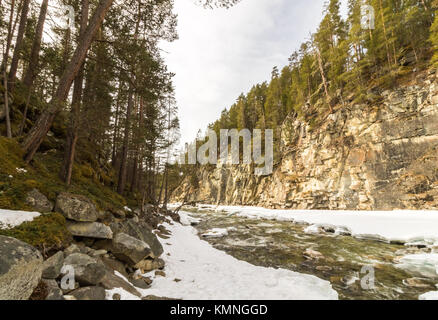 Jora Fluss in Dombaas, Oppland in Norwegen. Winter Stockfoto