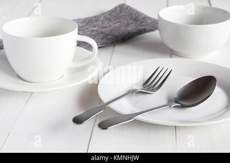 Design Konzept der Mockup verschiedenen Küchenutensilien Besteck auf weißem Holz- Tabelle einrichten. Stockfoto