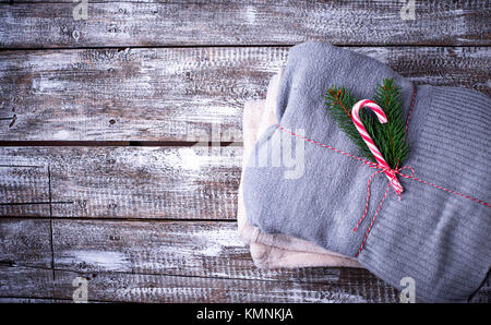 Gestrickte Pullover auf hölzernen Hintergrund Stockfoto