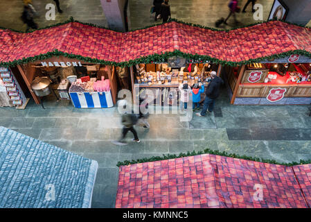 Luzern, Schweiz - 2 Dec 2017: Weihnachten Shopper sind vorbei an den Marktständen der ein wenig indoor Weihnachtsmarkt in Luzern Hauptbahnhof Stockfoto