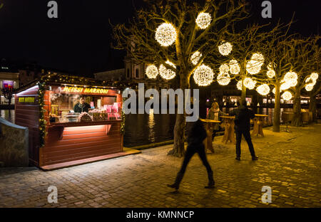 Luzern, Schweiz - 2 Dec 2017: ein Verkäufer der traditionelle heiße Kastanien (Marroni) wartet auf Kunden in seinem stand draußen auf der Straße. Stockfoto