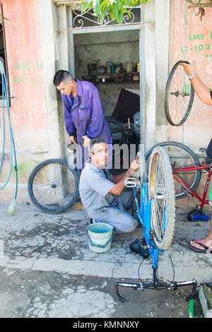 Fahrradmechaniker in Cienfuegos, Kuba Stockfoto