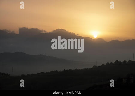 Sonnenuntergang über den Bergen Le Marche, Italien Stockfoto