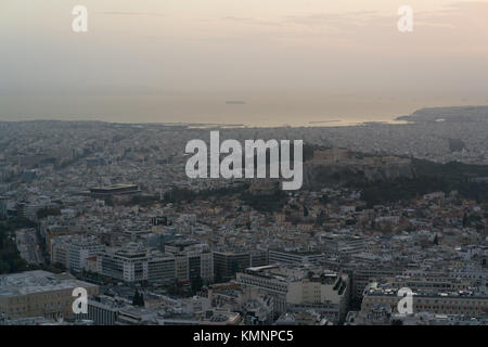 Blick auf Athen und die Akropolis vom Berg Lycabettus nach Sonnenuntergang Stockfoto