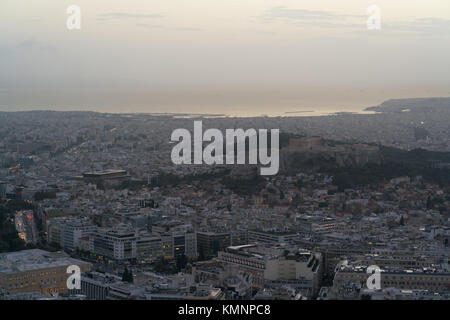 Blick auf Athen und die Akropolis vom Berg Lycabettus nach Sonnenuntergang Stockfoto
