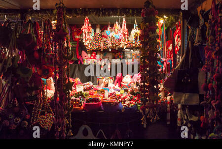 Ein Weihnachtsmarkt stall verkaufen geldbörsen, Weihnachtsschmuck & Neuheiten aus Filz auf Edinburgh's Weihnachten 2017 in die Princes Street Gardens. Stockfoto