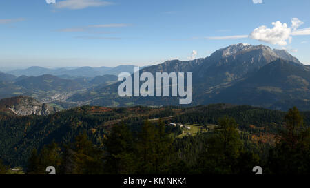 Blick über Kuehroint Hütte in Richtung Mt. Hoher Goell und Berchtesgaden Stockfoto