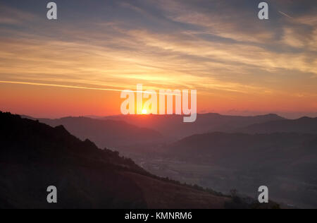 Sonnenuntergang über den Bergen Le Marche, Italien Stockfoto