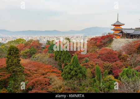 Die schöne Pagode der Otowa-san Kiyomizu-dera im Herbst Farbe, Kyoto, Japan Stockfoto