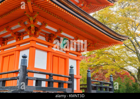 Die schöne Pagode der Otowa-san Kiyomizu-dera im Herbst Farbe, Kyoto, Japan Stockfoto