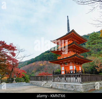 Die schöne Pagode der Otowa-san Kiyomizu-dera im Herbst Farbe, Kyoto, Japan Stockfoto