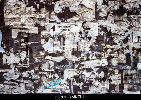 Papierreste auf alten Bulletin Board Stockfoto
