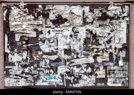 Alte Bulletin Board an einer Wand Stockfoto