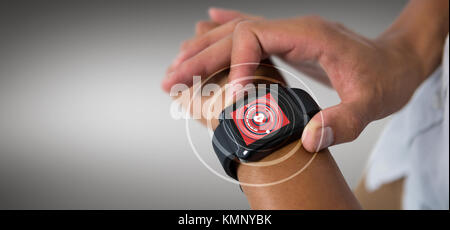 Zugeschnittenes Bild bei der Verwendung von Smart watch gegen digital Composite von Herz Symbol Mann Stockfoto