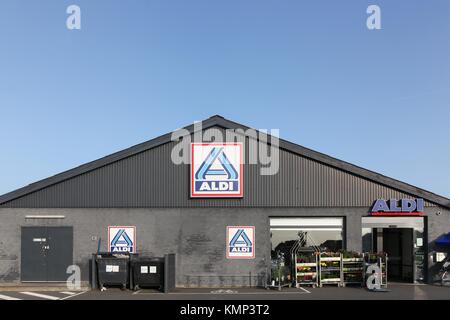 Logstor, Dänemark - 23 August 2017: Aldi Supermarkt. Aldi ist einer der führenden globalen Rabatt Supermarktkette mit über 10 000 Filialen in 18 Ländern Stockfoto