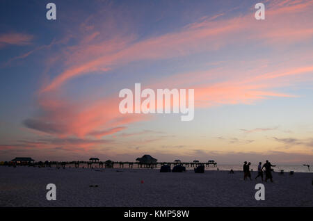 CLEARWATER, Florida - 28. März: Die Sonne hinter Pier 60 in Clearwater Beach, Florida. Stockfoto