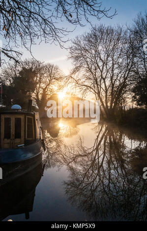 Misty winter Morgen Sonnenaufgang über Kennet und Avon Canal an Bathampton UK Stockfoto