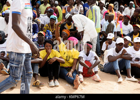 Tausende von Menschen versammelt, um einen Präsidenten von Adamas Barrow Hochzeitstag zu feiern. Präsident Barrow ist beliebt bei den jungen Gambians Stockfoto