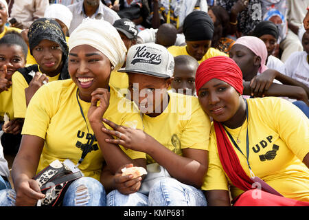 Tausende von Menschen versammelt, Präsident von Adamas Barrow ein Jahr Jubiläum zu feiern. Barrow ist sehr beliebt bei den jungen Gambians Stockfoto