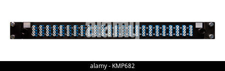 Lwl-Vernetzung Patch Panel mit 48 hohe Dichte LC-Ports von vorne betrachtet für den Einsatz als Kommunikation Kabinett Vorlage auf einem isolierten weißen b Stockfoto