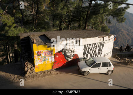 Wandbild an der Seite des Gebäudes, die tibetischen Mönch mit Recycling Nachricht in Mcleod Ganj, Indien Stockfoto