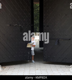 Junge öffnen große Tor der Fort Canning Park Stockfoto